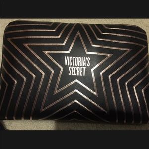 VS Weekender Duffle NWT MSRP $58